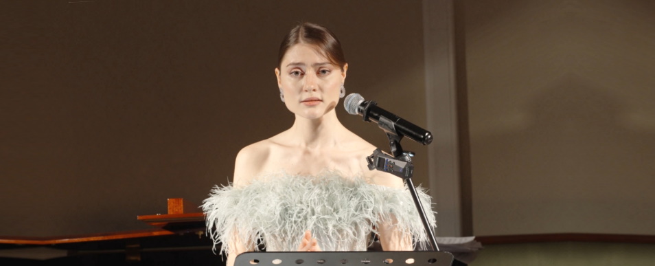 Новокузнечанка Эльмира Караханова уверенно вышла в полуфинал 14-го сезона вокального шоу «Голос» на Первом канале