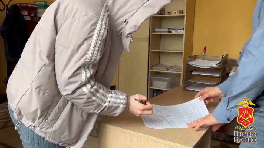 Две студентки задержаны за рекламу наркотиков, которую они подбрасывали в почтовые ящики