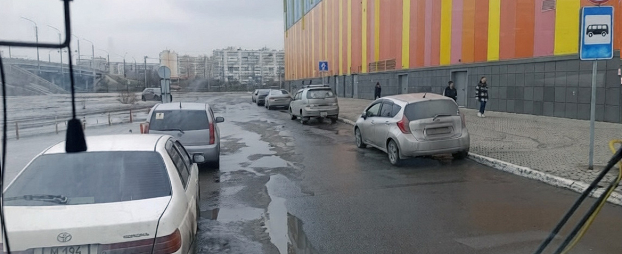 Водители рейсовых автобусов жалуются на автолюбителей которые нарушают у ТРЦ Планета