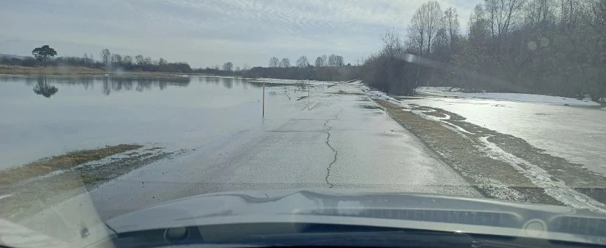 Река Ускат разлилась в Новокузнецком районе: дорога в Иганино под водой