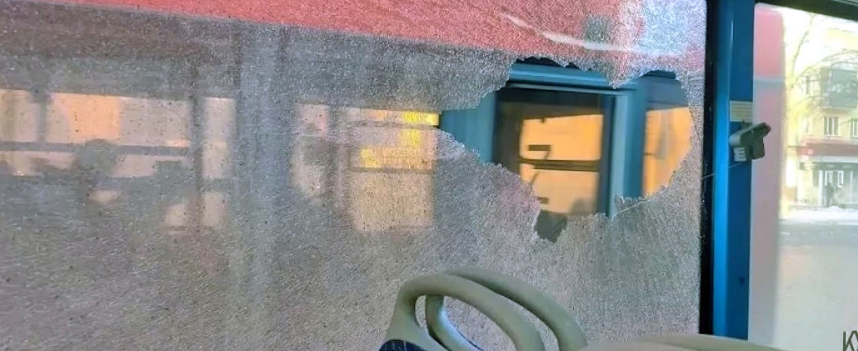 Маргинальная троица разнесла стекло в автобусе №66: полиция ищет хулиганов