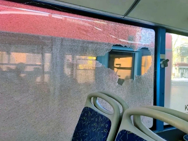 Маргинальная троица разнесла стекло в автобусе №66: полиция ищет хулиганов