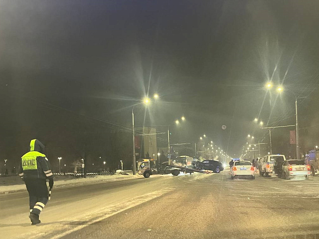 ДТП на  Кирова, столкновение легковушки и кроссовера напротив музея искусств