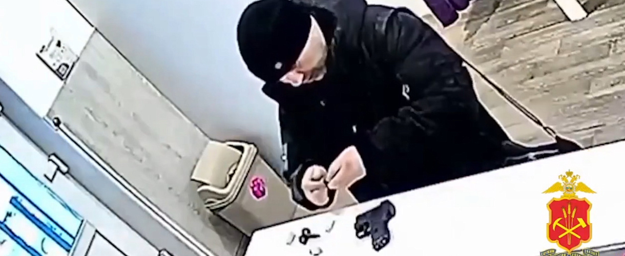 В Белове кузбассовец заряжал пистолет прямо на стойке пункта выдачи и стрелял на улице