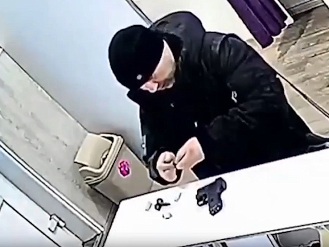 В Белове кузбассовец заряжал пистолет прямо на стойке пункта выдачи и стрелял на улице