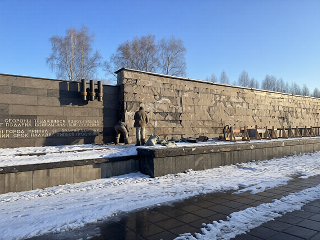 В Новокузнецке продолжается реставрация стены «Тыл - фронту» на Бульваре Героев: демонтаж центральной части (ФОТО)