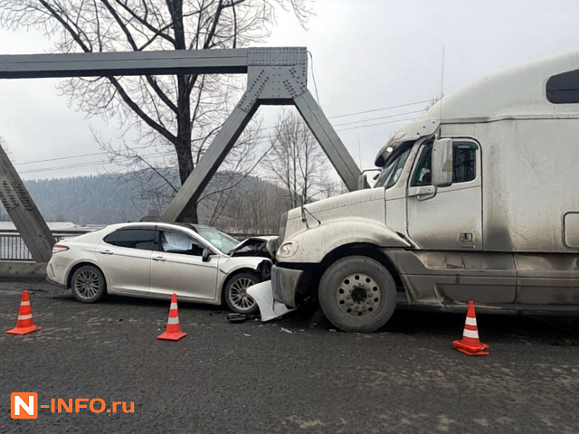 ДТП на мосту Усы: Toyota Camry влетела лоб в лоб в Freightliner, травмированы двое (ФОТО)