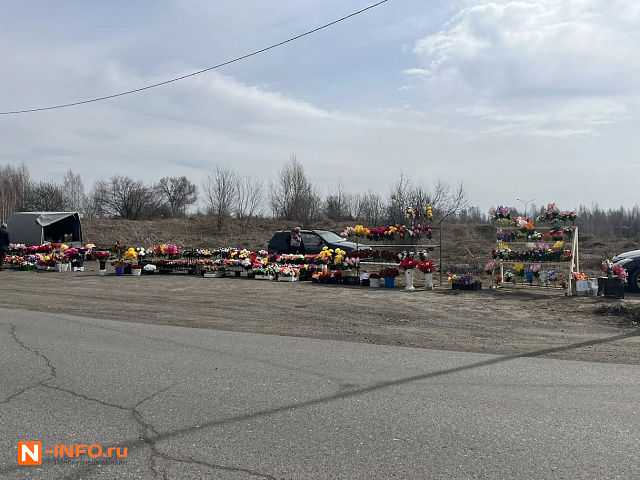 Новокузнечане посещают кладбища на Радоницу: транспорт работает без пробок