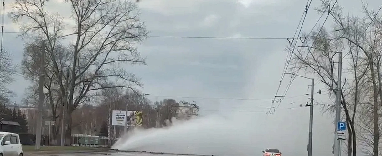 На проспекте Курако в Новокузнецке прорвало перемычку магистрального трубопровода