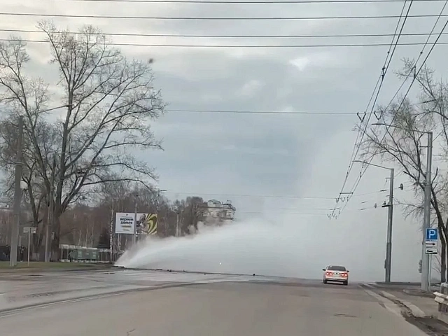 На проспекте Курако в Новокузнецке прорвало перемычку магистрального трубопровода