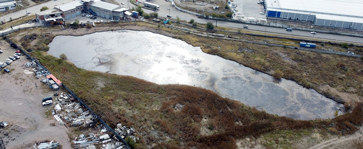 СМИ: токсичное «фенольное озеро» из Бурятии привезут на утилизацию в Новокузнецк (ФОТО)