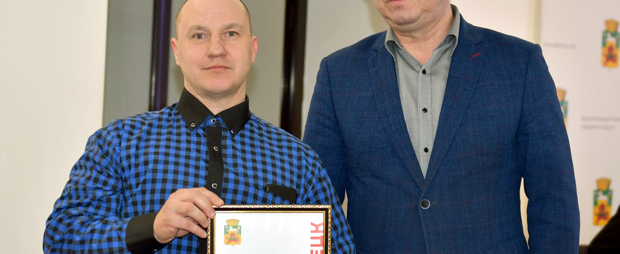 Не дал замерзнуть: водитель автобуса в Новокузнецке спас заблудившихся детей и получил награду