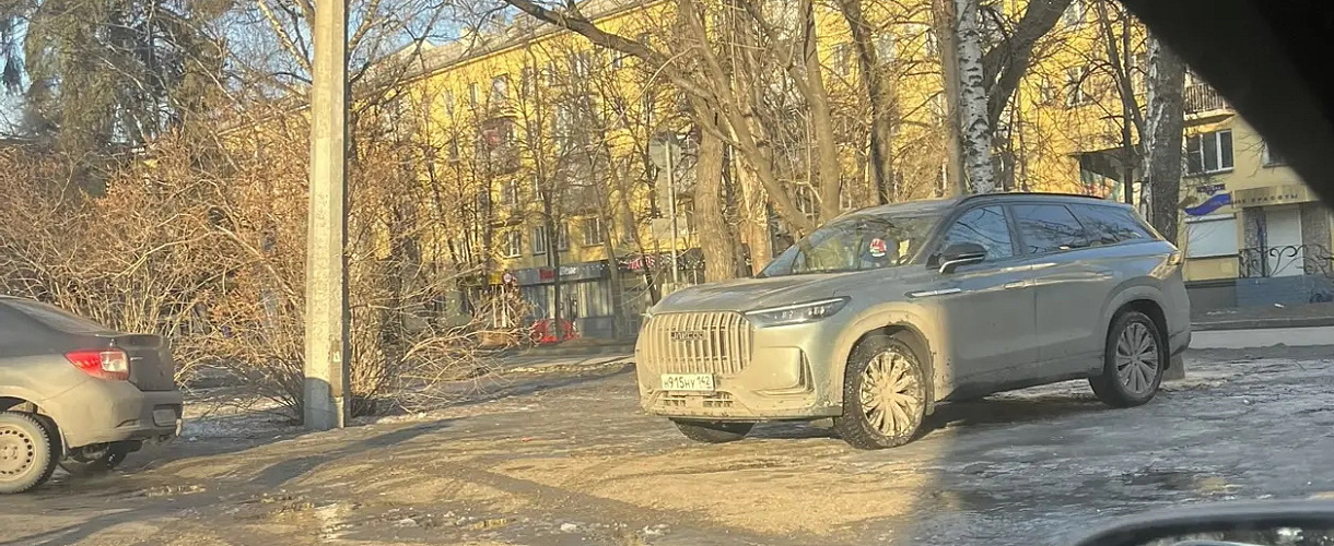 Читатель из дома на Бардина, 20: "Глиномес на газоне у налоговой! Зима кончилась, а грязевое месиво портит вид города" (ФОТО)