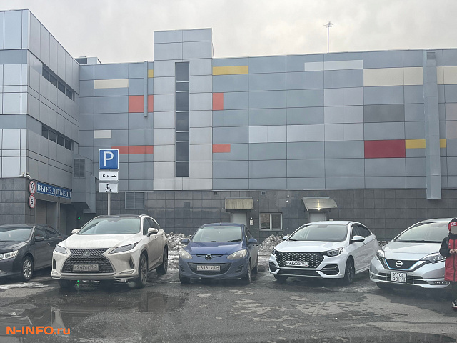 Читатель из Новокузнецка возмущён: Lexus и Mazda заняли парковку для инвалидов! "У меня инвалидность, а поставить машину некуда"