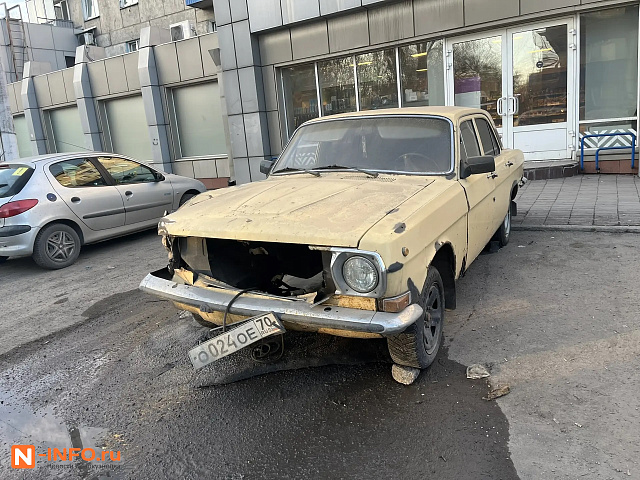Читатель из Новокузнецка просит убрать зимний автохлам: Волга на Кузнецова и китайская машина на Дружбы