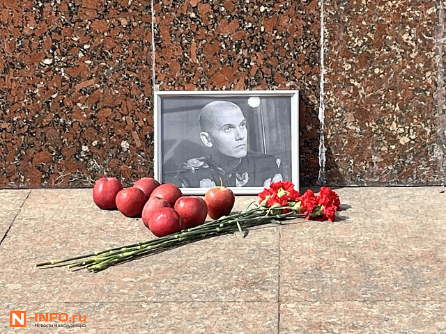 Яблоки у Маяковского: земляки почтили память Николая Комягина (Shortparis) на 40 день после его смерти