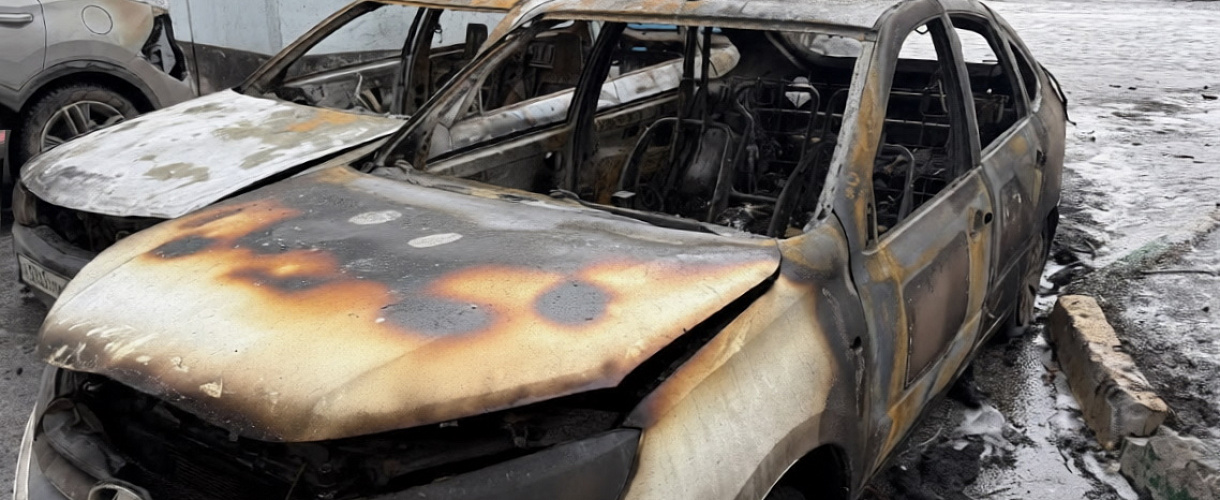 Пожар на Веры Соломиной в Новокузнецке: две машины сгорели за минуты (ФОТО)
