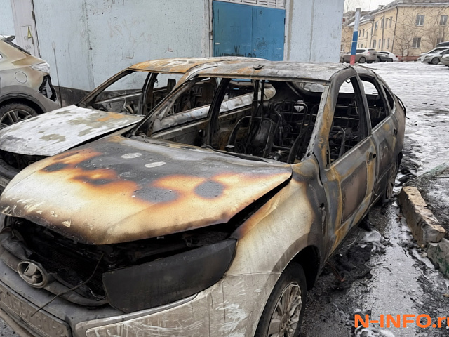 Пожар на Веры Соломиной в Новокузнецке: две машины сгорели за минуты (ФОТО)