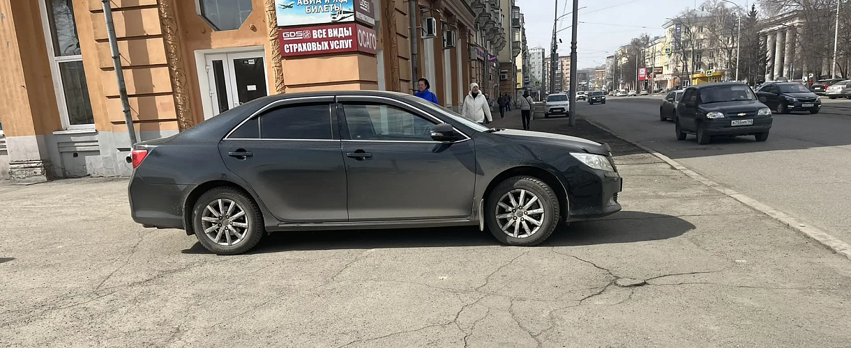 Черная Toyota Camry перегородила тротуар у площади Маяковского (ФОТО)