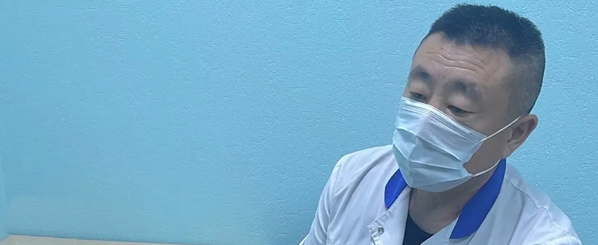 Иностранец приехал в Кузбасс как турист, а занялся массажем и иглоукалыванием в прокопьевской клинике (ФОТО)