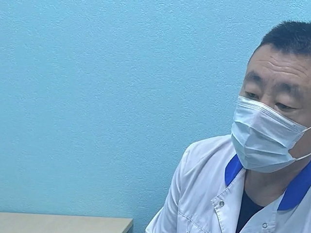 Иностранец приехал в Кузбасс как турист, а занялся массажем и иглоукалыванием в прокопьевской клинике (ФОТО)