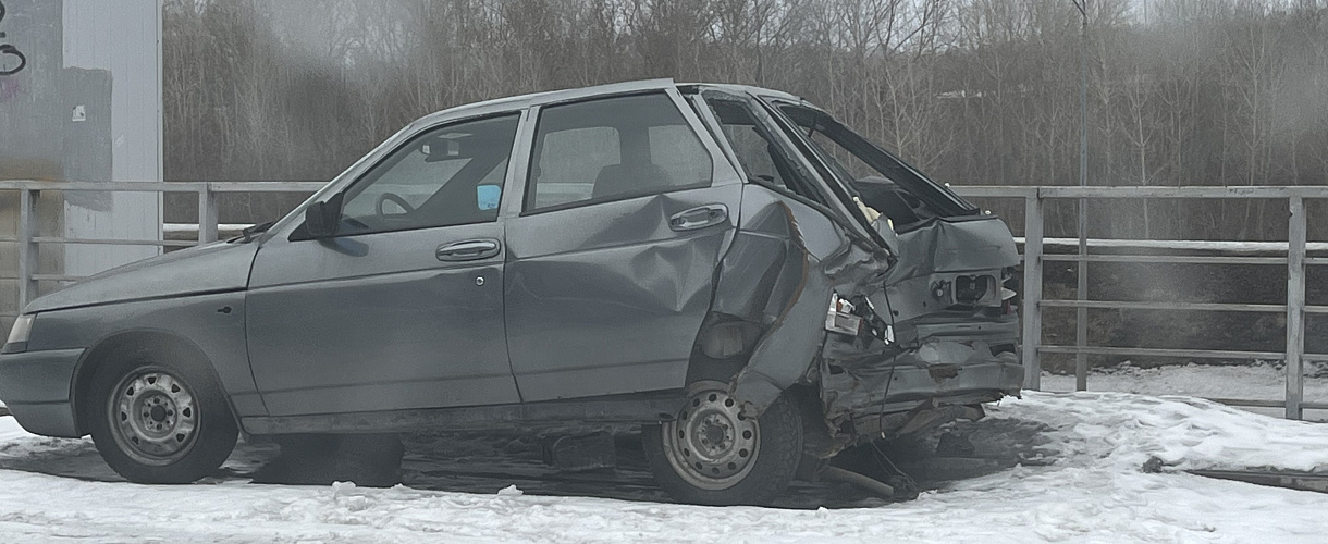 Разбитая ВАЗ-2012 на Запорожской, 53 портит вид: жильцы требуют убрать (ФОТО от читателя)