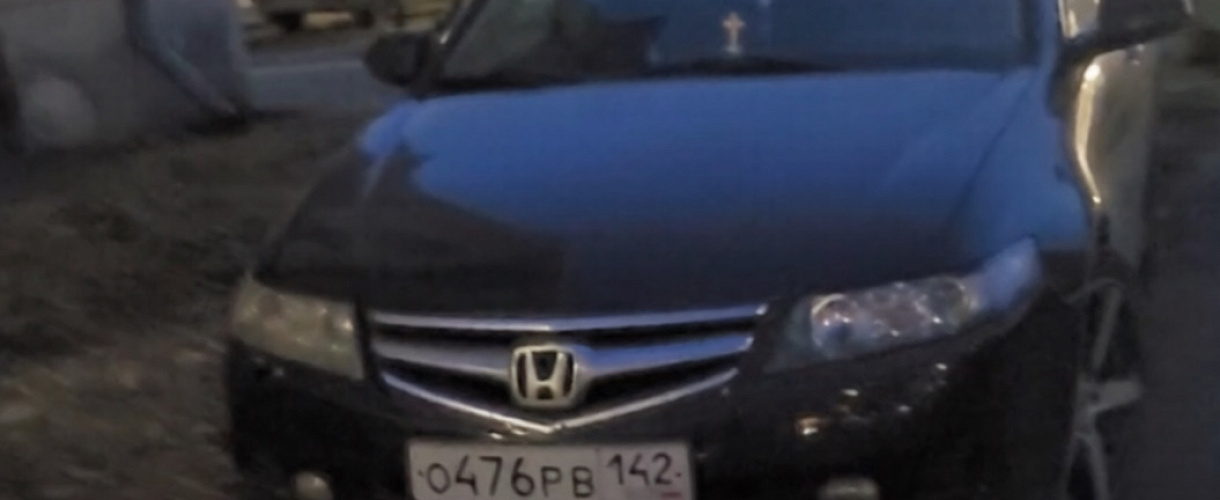 Хоккейный беспредел у Дворца спорта: болельщики «перепахали» газоны и захватили тротуары в Новокузнецке (ФОТО)