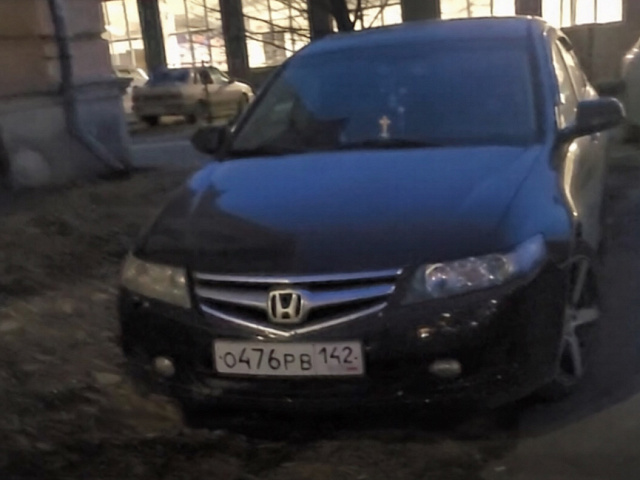 Хоккейный беспредел у Дворца спорта: болельщики «перепахали» газоны и захватили тротуары в Новокузнецке (ФОТО)