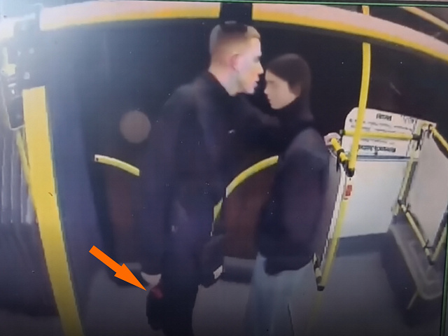 Пьяные хулиганы разбили дверь автобуса «Питеравто» молотком в Новокузнецке (ФОТО)