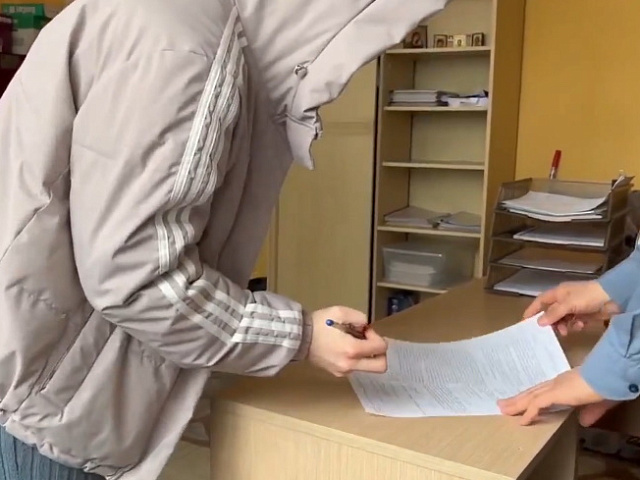 Две студентки задержаны за рекламу наркотиков, которую они подбрасывали в почтовые ящики