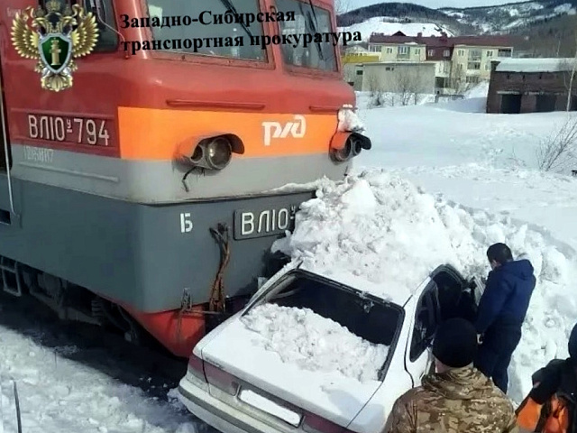 Трагедия на переезде в Кузбассе: грузовой состав буквально смял легковушку у популярного курорта (ФОТО)