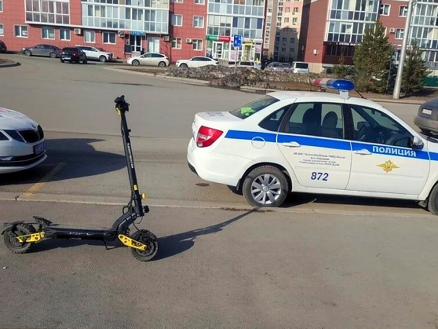 В Кемерове 13-летний самокатчик сбил школьника на велосипеде на тротуаре